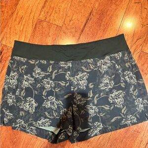 Athleta Floral Black Women's Trekkie north printed Shorts 20